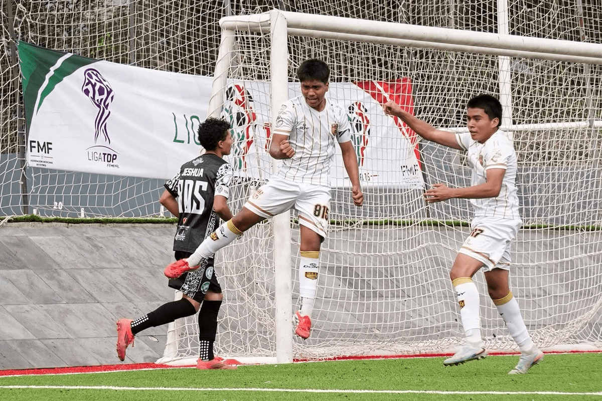 Jugadores de Dragones Oaxaca celebran en la Liga TDP Sub-16. Foto de archivo: Dragones Oaxaca, publicada el 18 de octubre de 2026.